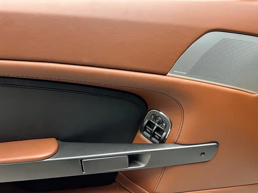 Aston Martin Aston Martin V8 Vantage 2011 4.7L Sportshift Coupe 2012 - thumbnail 6