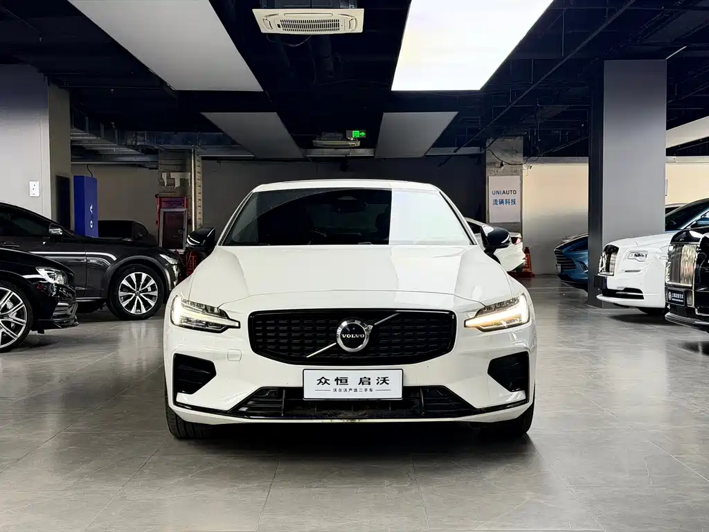 Volvo Volvo S60 2023 B4 Sport Momentum 2023 - thumbnail 2