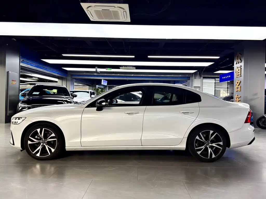 Volvo Volvo S60 2023 B4 Sport Momentum 2023 - thumbnail 3