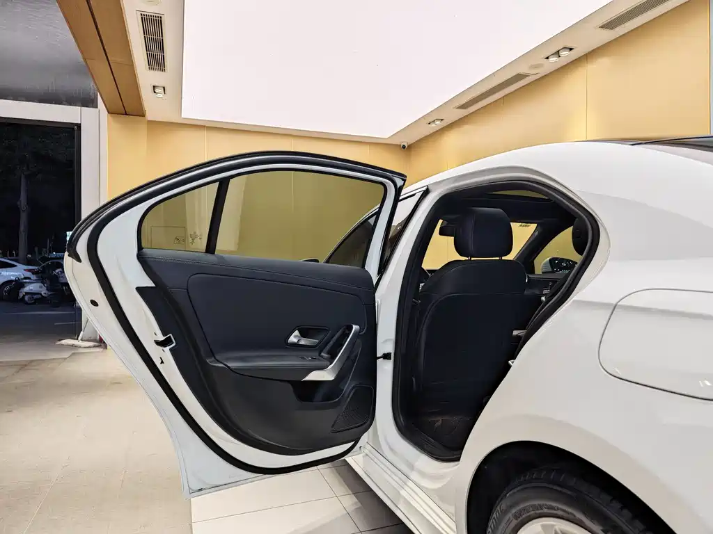 Mercedes-Benz Mercedes-Benz A-Class 2021 A 200 L Sport Sedan Fashion Edition 2021 - thumbnail 20