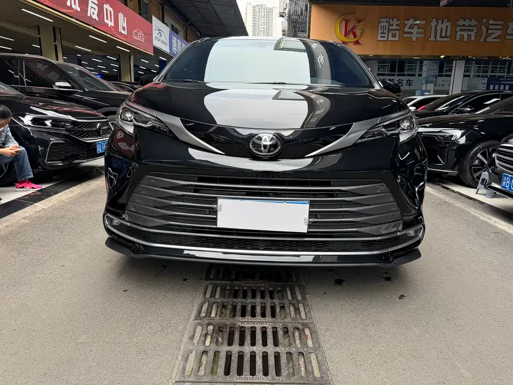 Toyota Toyota Sienna 2024 2.5L Hybrid Luxury Edition 2024 - thumbnail 2