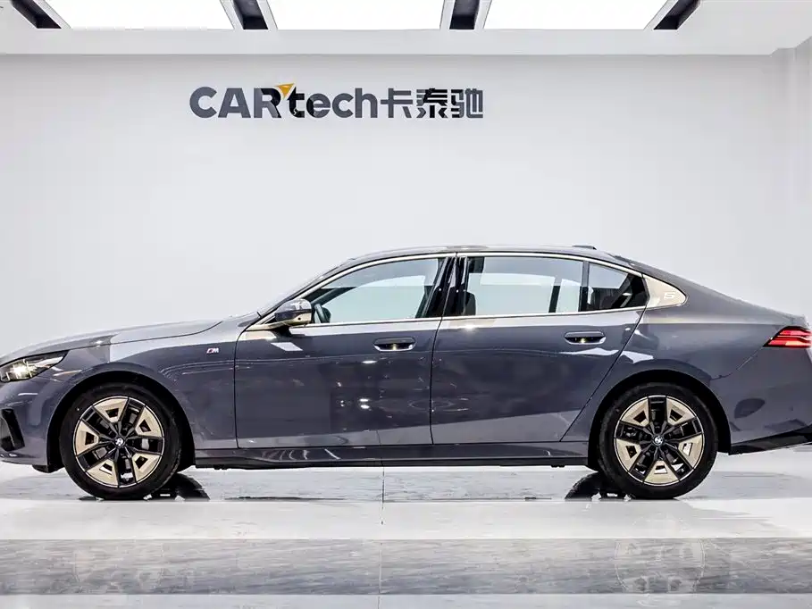 BMW BMW 5 Series 2024 530Li Leading Model M Sport Package 2025 - thumbnail 3