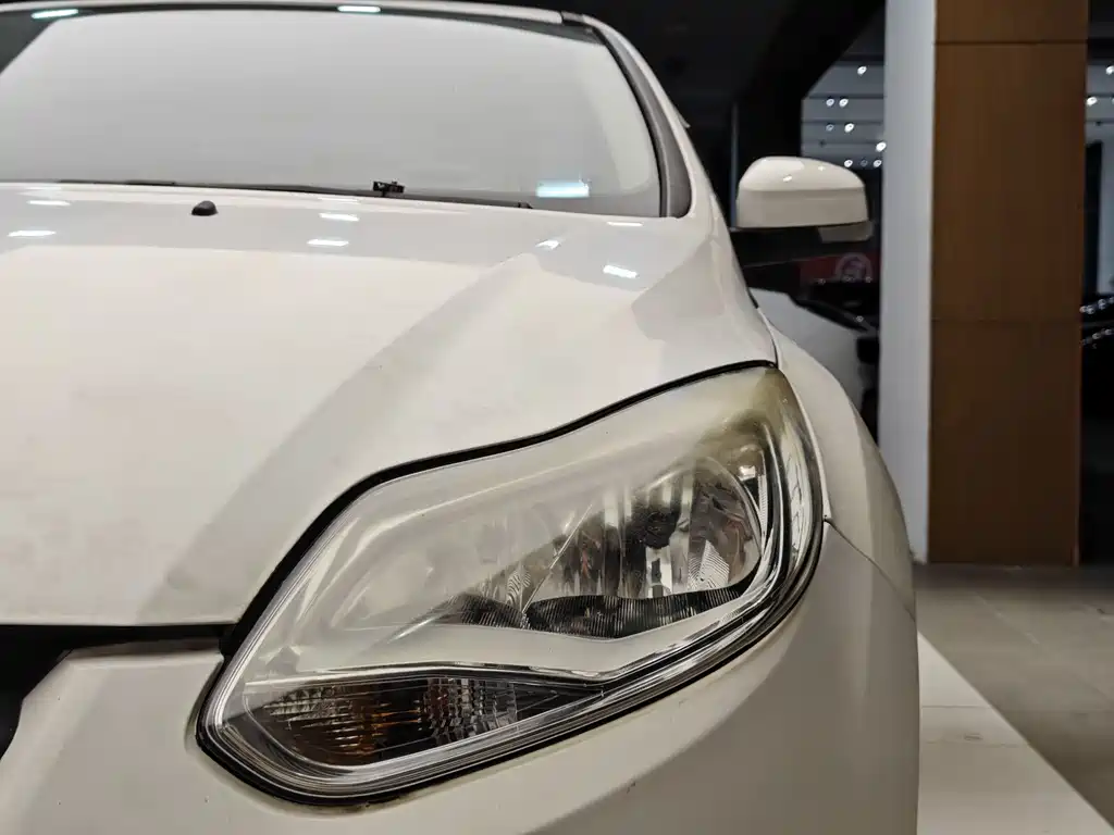 Ford Ford Focus 2012 Sedan 1.6L Automatic Comfort Edition 2014 - thumbnail 3