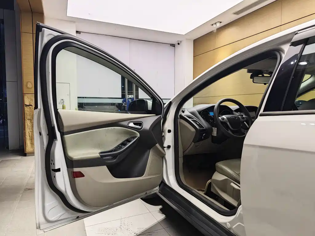 Ford Ford Focus 2012 Sedan 1.6L Automatic Comfort Edition 2014 - thumbnail 6
