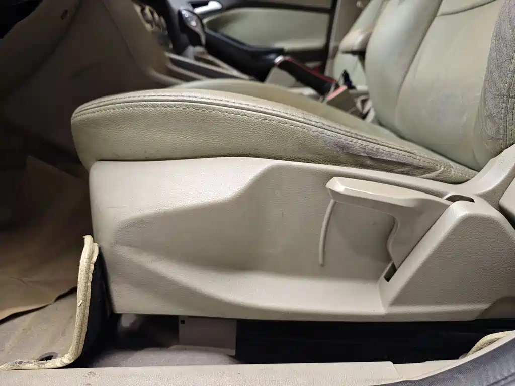 Ford Ford Focus 2012 Sedan 1.6L Automatic Comfort Edition 2014 - thumbnail 7