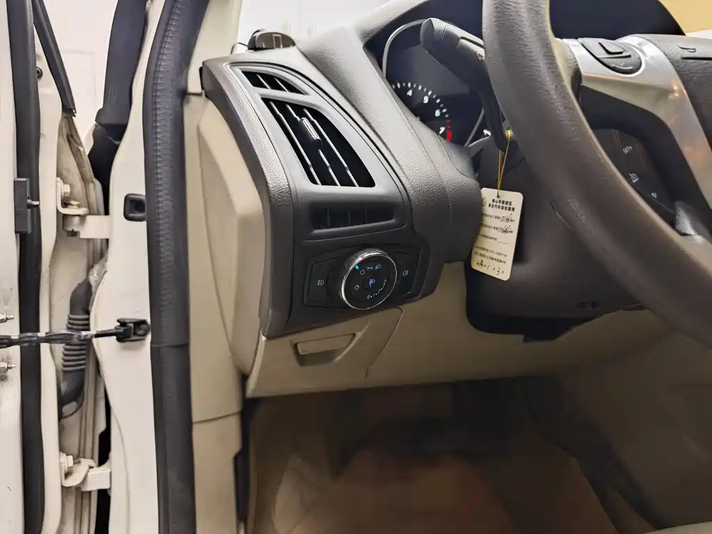 Ford Ford Focus 2012 Sedan 1.6L Automatic Comfort Edition 2014 - thumbnail 8