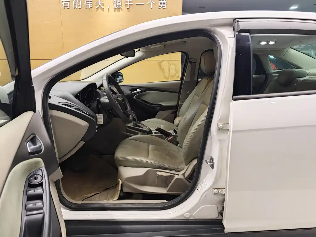 Ford Ford Focus 2012 Sedan 1.6L Automatic Comfort Edition 2014 - thumbnail 10