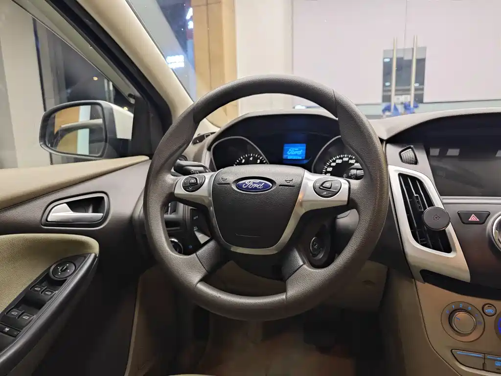 Ford Ford Focus 2012 Sedan 1.6L Automatic Comfort Edition 2014 - thumbnail 11