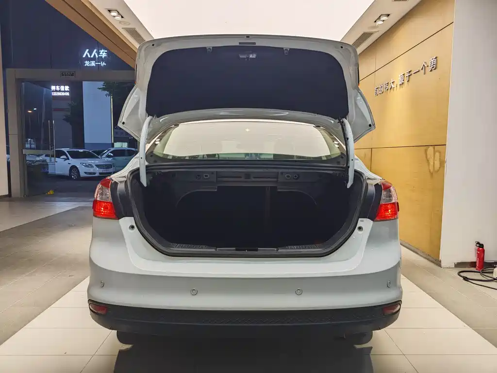 Ford Ford Focus 2012 Sedan 1.6L Automatic Comfort Edition 2014 - thumbnail 20