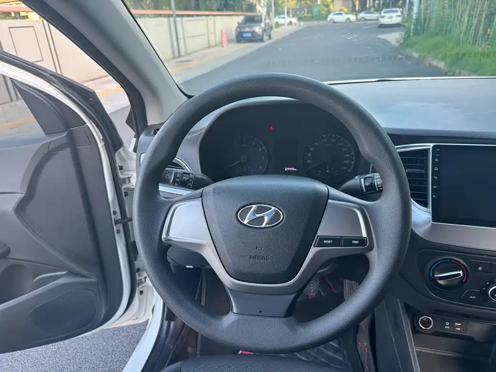 Hyundai Hyundai Accent 2016 1.4L Manual GLS 2019 - thumbnail 15