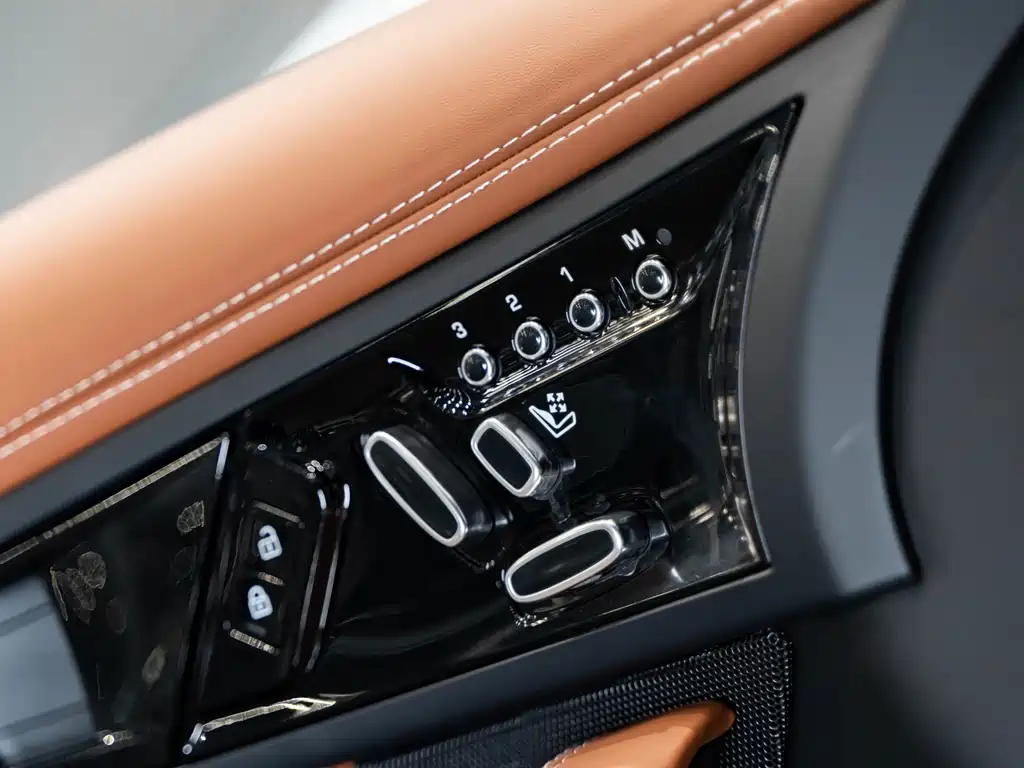 Jaguar Jaguar F-TYPE 2024 P300 75th Anniversary Hardtop Edition 2024 - thumbnail 16