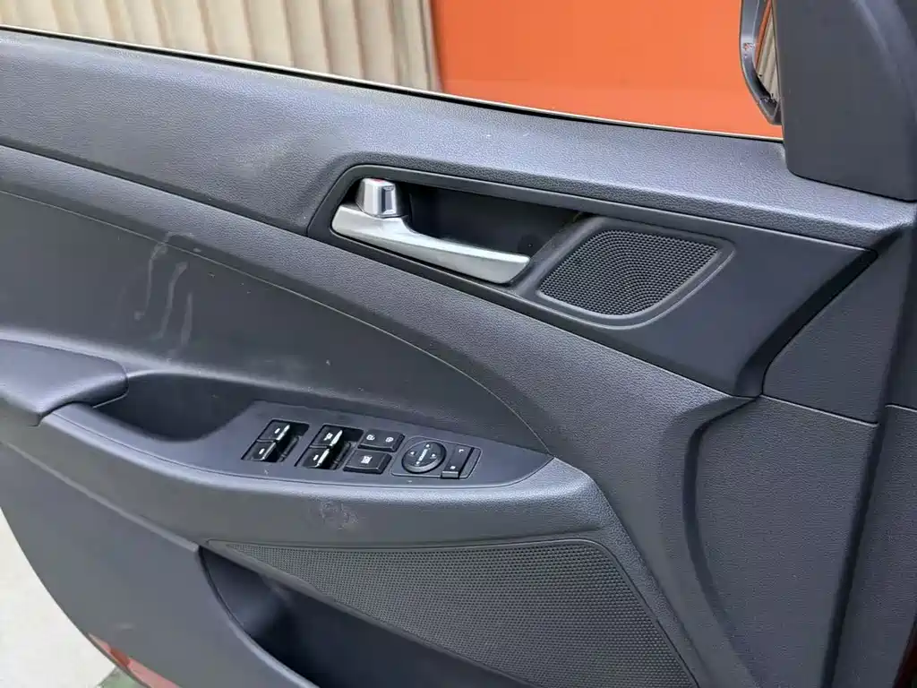 Hyundai Tucson 2018 1.6T DCT 2WD 15th Anniversary Special Edition 2018 - thumbnail 11