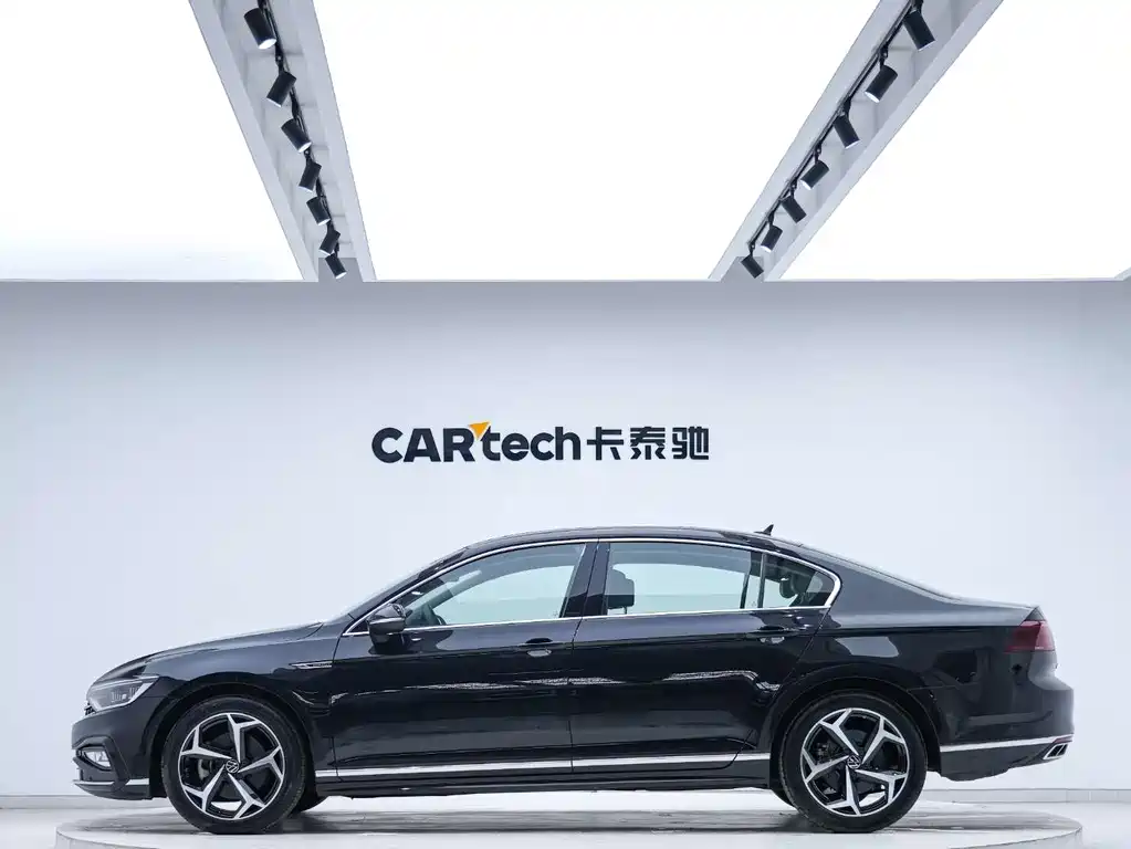 Volkswagen Magotan 2023 2 Million Units Anniversary Edition 330TSI DSG Luxury Model 2023 - thumbnail 3