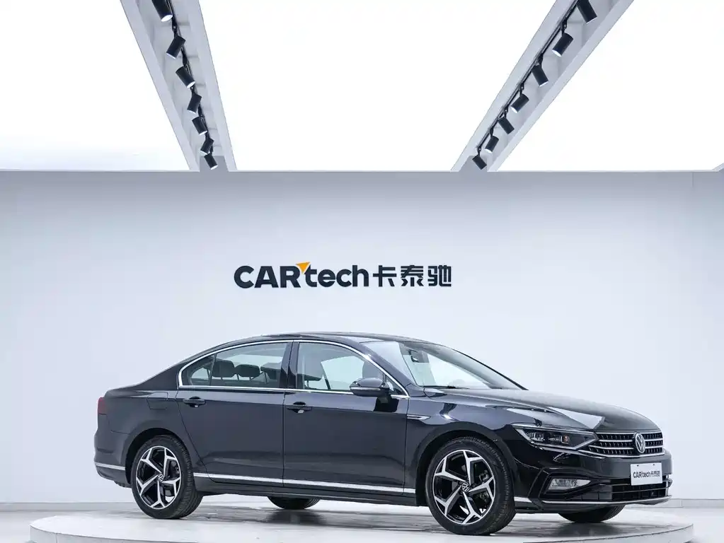 Volkswagen Magotan 2023 2 Million Units Anniversary Edition 330TSI DSG Luxury Model 2023 - thumbnail 5