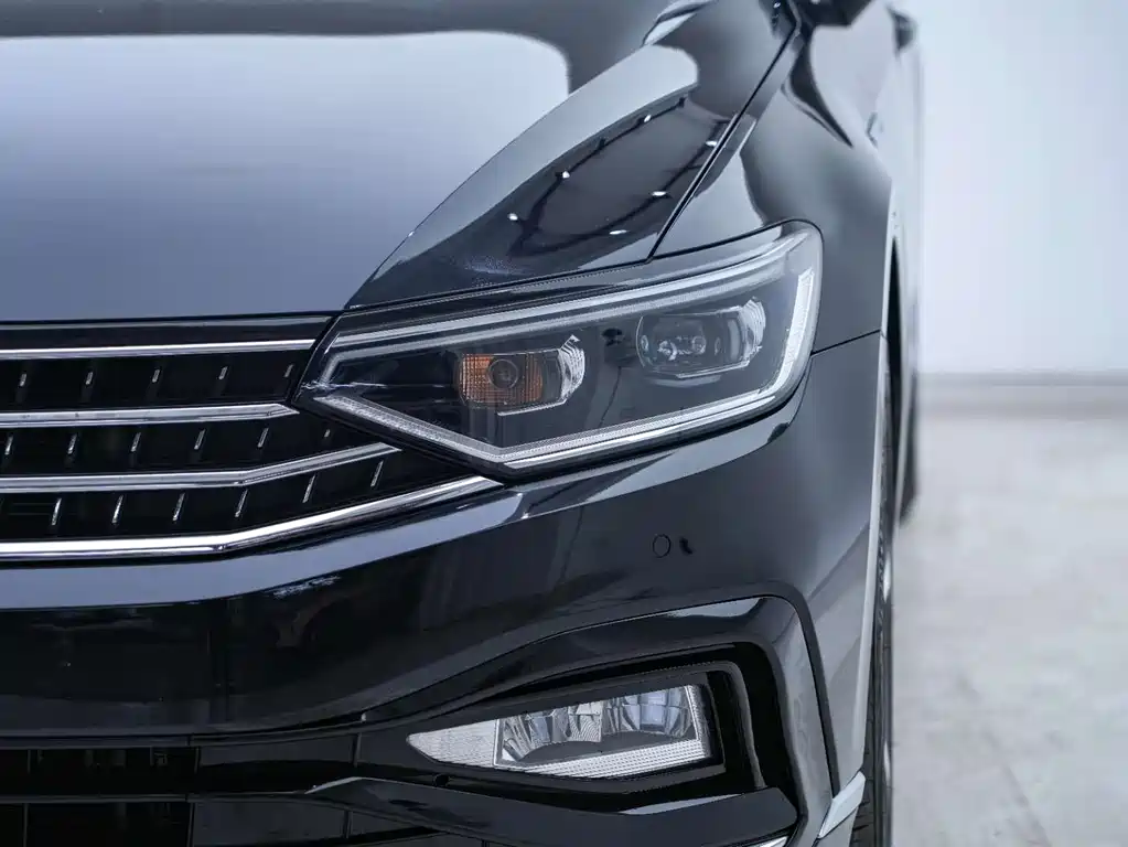 Volkswagen Magotan 2023 2 Million Units Anniversary Edition 330TSI DSG Luxury Model 2023 - thumbnail 7