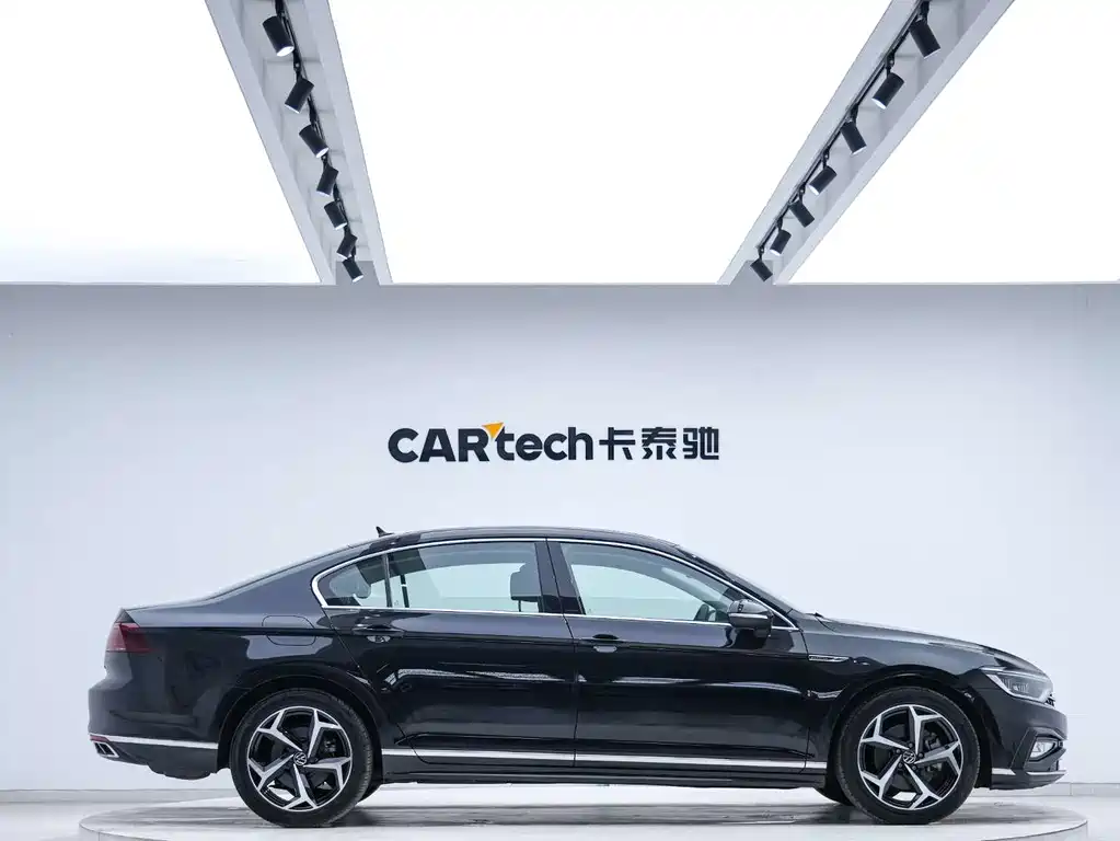 Volkswagen Magotan 2023 2 Million Units Anniversary Edition 330TSI DSG Luxury Model 2023 - thumbnail 8