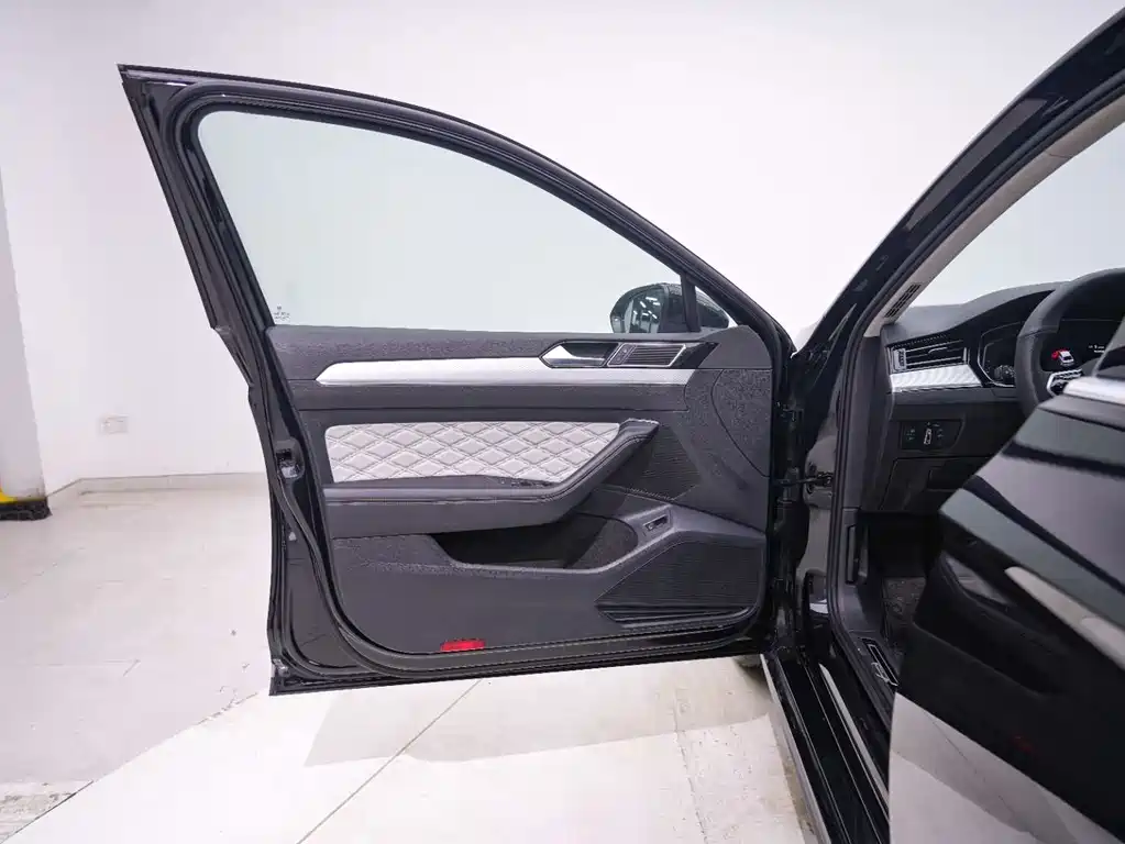 Volkswagen Magotan 2023 2 Million Units Anniversary Edition 330TSI DSG Luxury Model 2023 - thumbnail 14