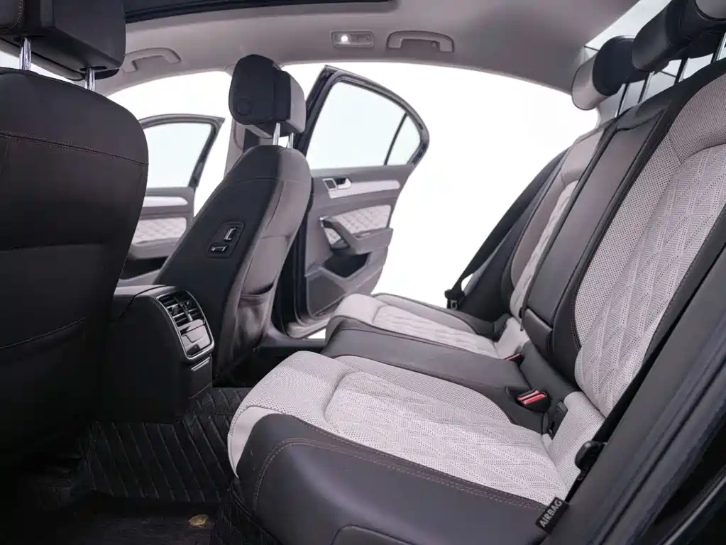 Volkswagen Magotan 2023 2 Million Units Anniversary Edition 330TSI DSG Luxury Model 2023 - thumbnail 23
