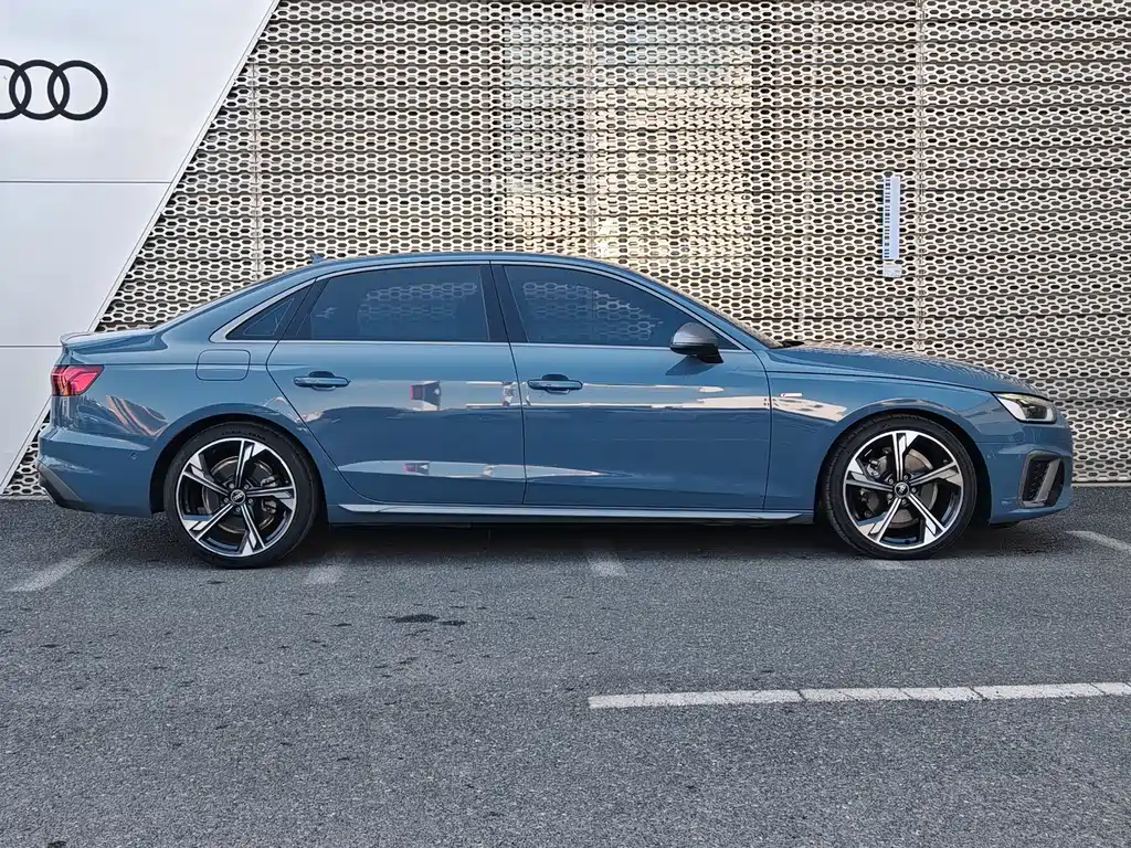 Audi Audi A4L 2022 40 TFSI quattro RS Sport Package 2022 - thumbnail 3