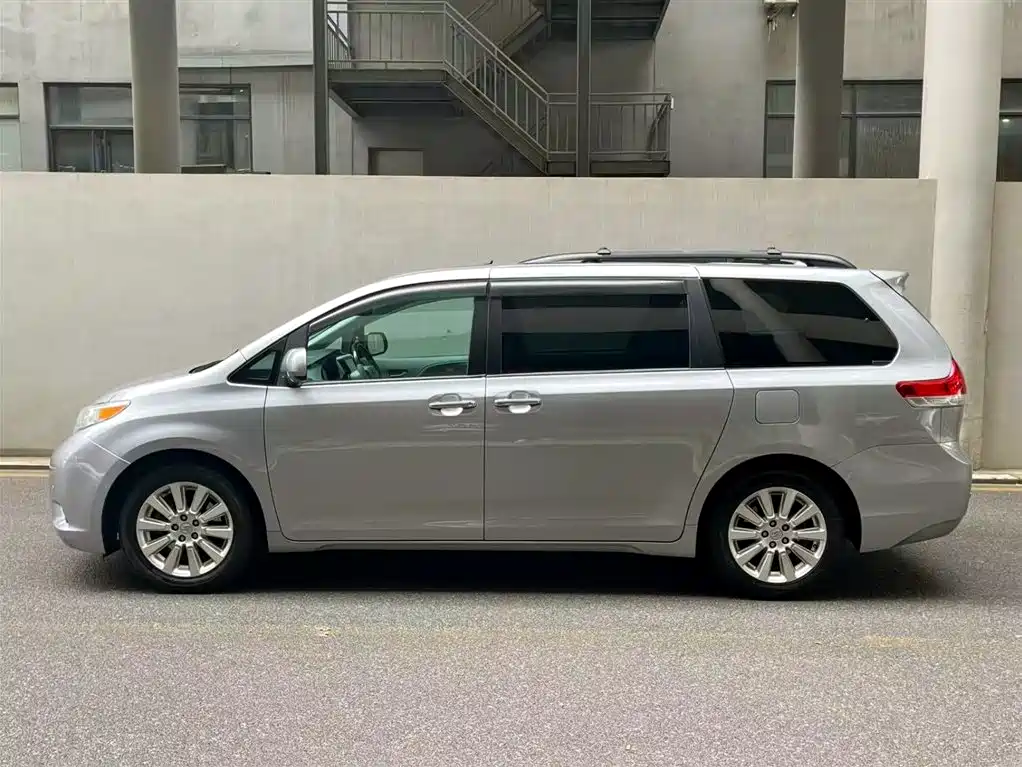 Toyota Toyota Sienna 2011 3.5L AWD Automatic 2012 - thumbnail 2