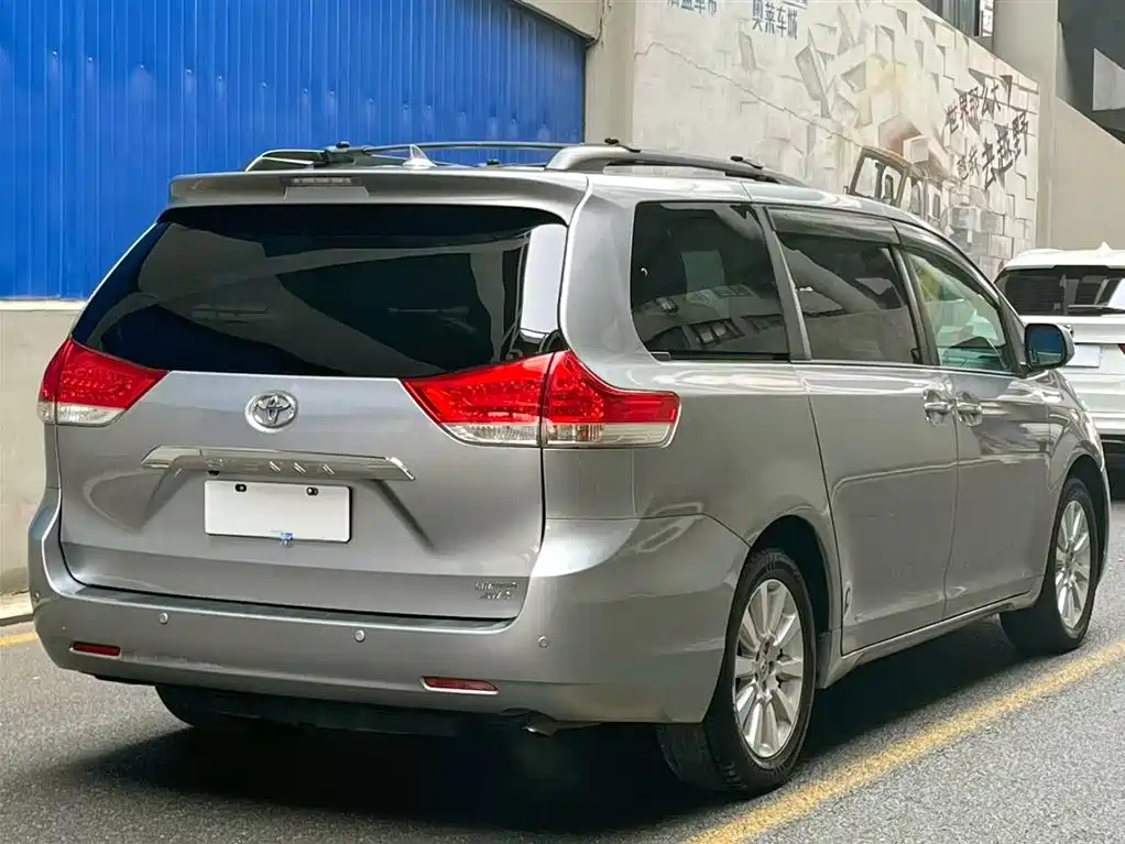 Toyota Toyota Sienna 2011 3.5L AWD Automatic 2012 - thumbnail 4
