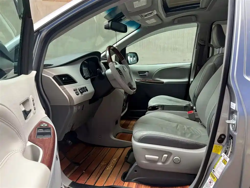 Toyota Toyota Sienna 2011 3.5L AWD Automatic 2012 - thumbnail 8