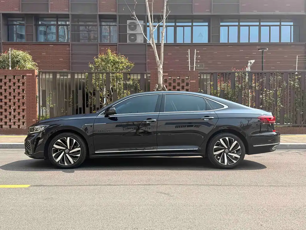 Volkswagen Volkswagen Passat 2022 330TSI Luxury Starry Sky Edition 2021 - thumbnail 3