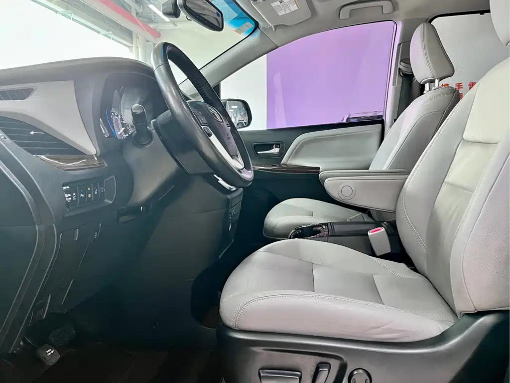 Toyota Toyota Sienna 2015 3.5L AWD LE 2015 - thumbnail 4