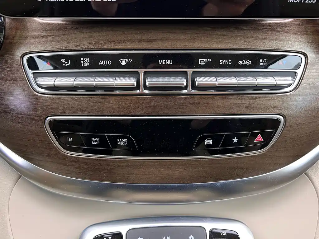Mercedes-Benz Mercedes-Benz V-Class 2022 V 260 L Long Wheelbase Premium Edition 2023 - thumbnail 27