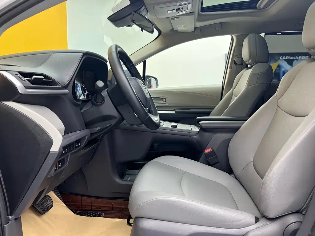 Toyota Toyota Granvia 2023 2.5L Hybrid Comfort Edition 2024 - thumbnail 3
