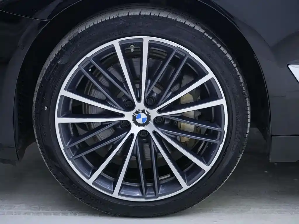 BMW BMW 5 Series 2022 Model Year Facelift 530Li Leading Type M Sport Package 2022 - thumbnail 3