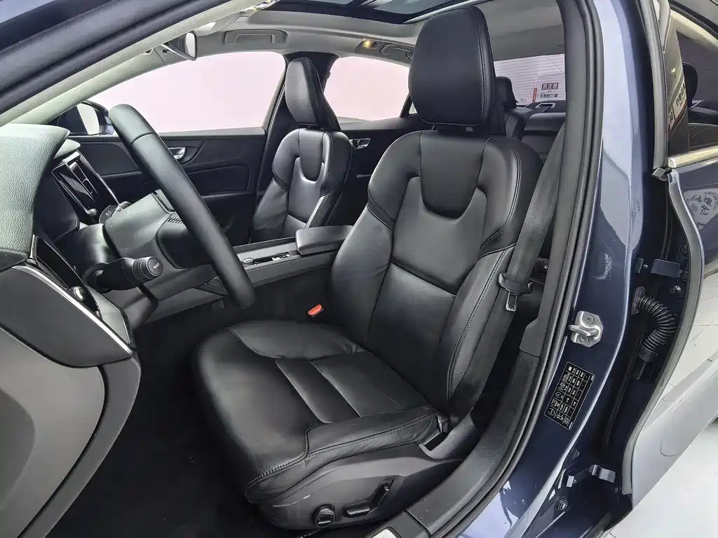 Volvo Volvo S60 2022 B4 R-Design Luxury 2022 - thumbnail 17
