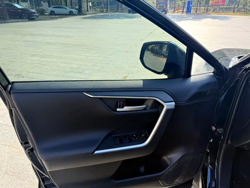 Toyota Venza 2023 Dual Engine 2.5L E-CVT Front-Wheel Drive Urban Edition 2023 - thumbnail 4