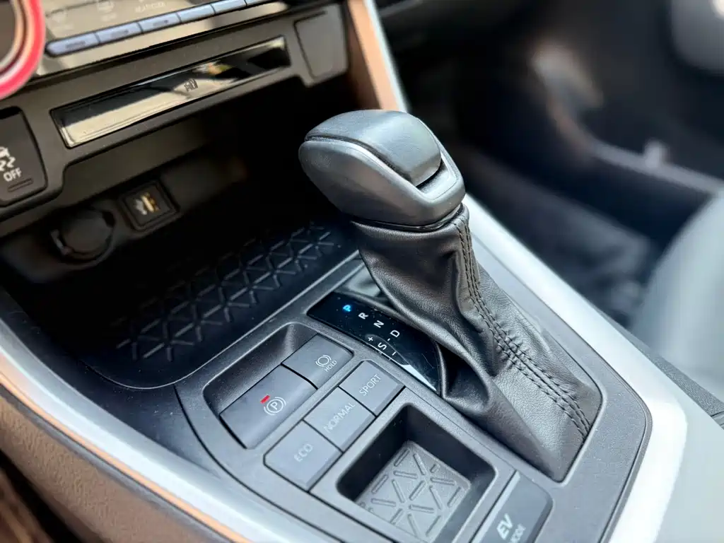 Toyota Venza 2023 Dual Engine 2.5L E-CVT Front-Wheel Drive Urban Edition 2023 - thumbnail 7