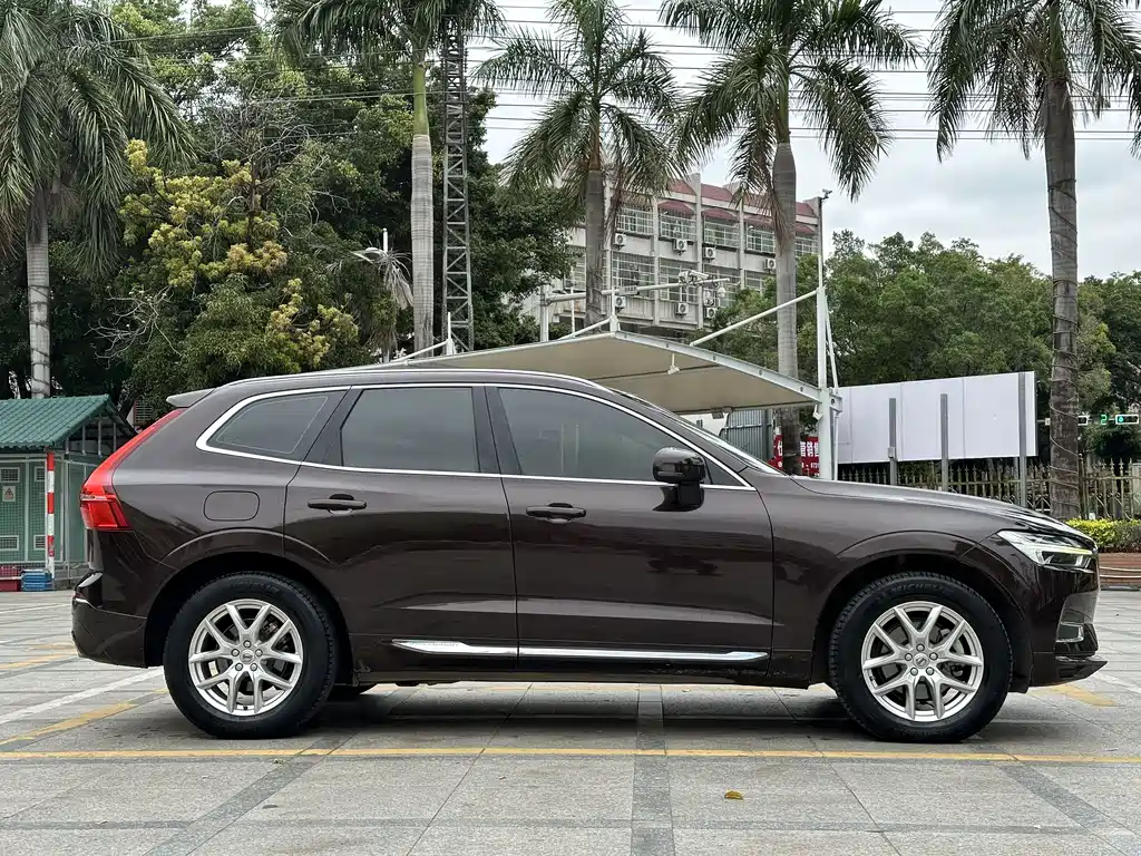 Volvo Volvo XC60 2020 T5 AWD Momentum Luxury Edition 2020 - thumbnail 4