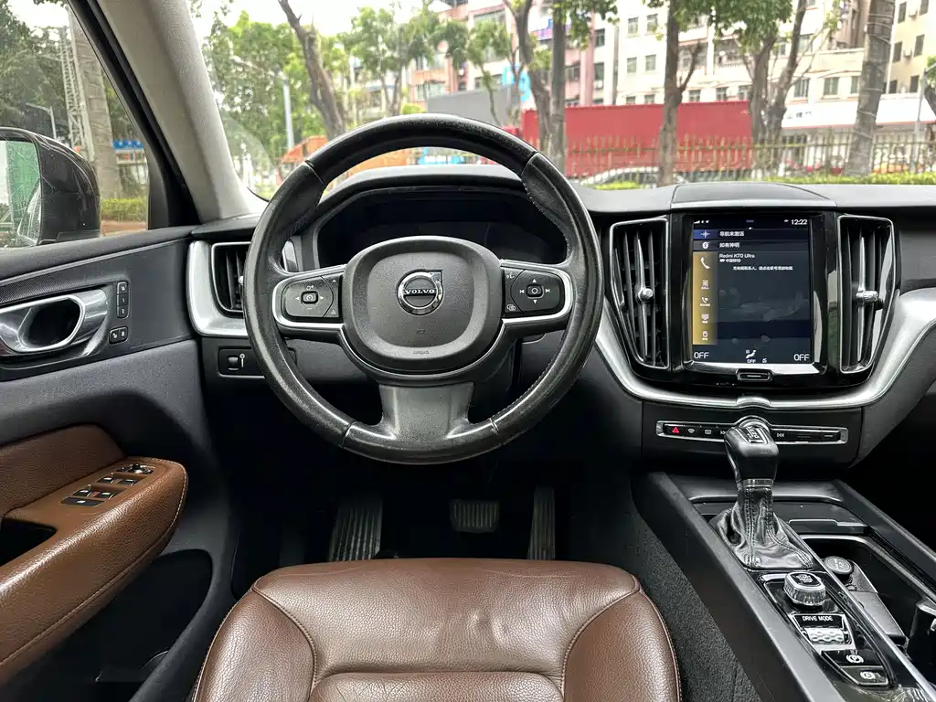 Volvo Volvo XC60 2020 T5 AWD Momentum Luxury Edition 2020 - thumbnail 8