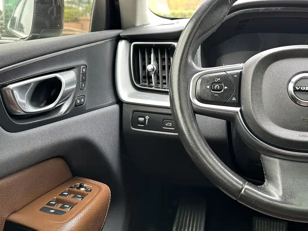 Volvo Volvo XC60 2020 T5 AWD Momentum Luxury Edition 2020 - thumbnail 10