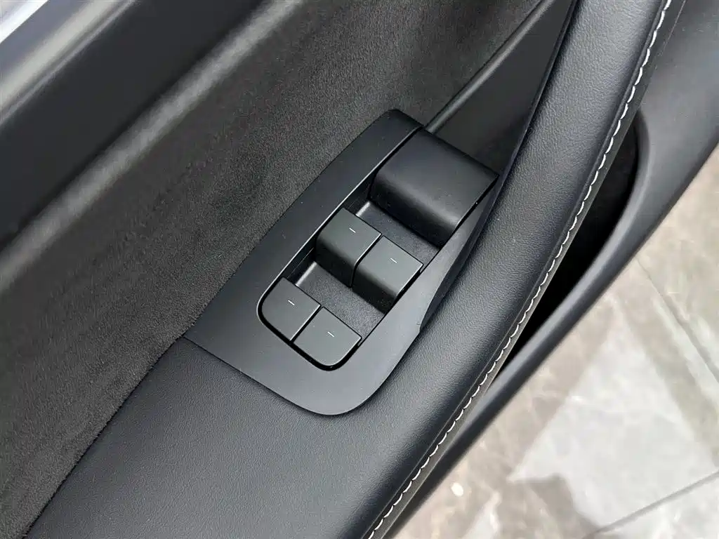 Tesla Model Y 2023 Rear-Wheel Drive 2024 - thumbnail 15
