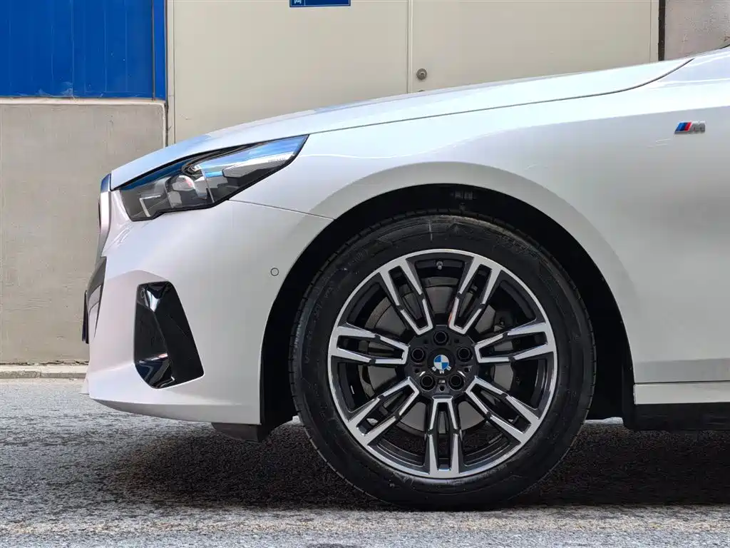 BMW BMW 5 Series 2025 530Li xDrive M Sport Package 2025 - thumbnail 6