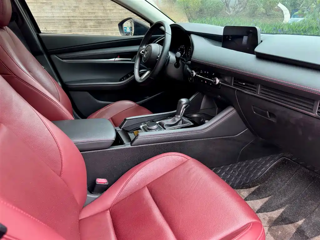 Mazda Mazda 3 Axela 2022 2.0L Automatic Black Edition 2023 - thumbnail 12