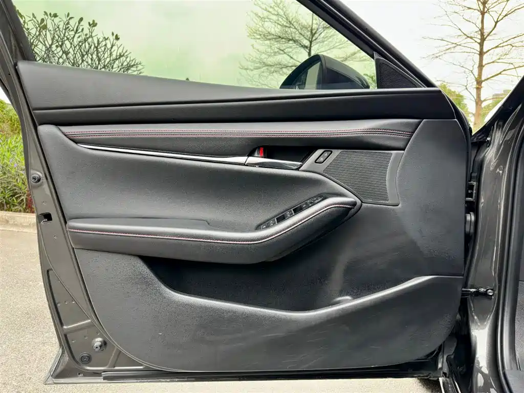 Mazda Mazda 3 Axela 2022 2.0L Automatic Black Edition 2023 - thumbnail 16