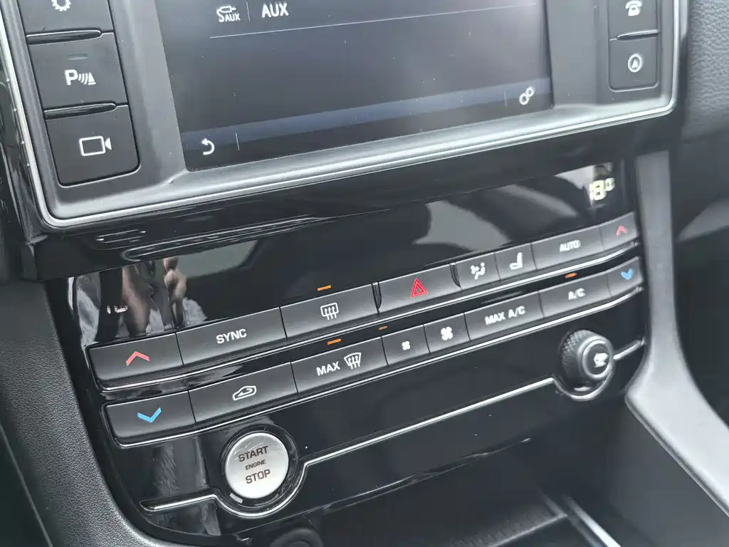 Jaguar Jaguar F-PACE 2018 2.0T AWD Urban Premium Edition 2018 - thumbnail 9