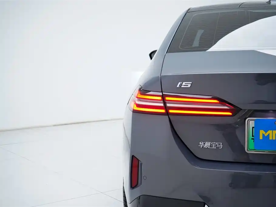 BMW BMW i5 2024 eDrive 35L Premium M Sport Package 2024 - thumbnail 16