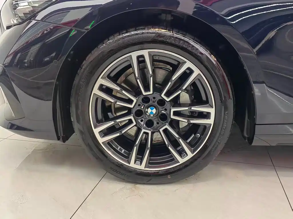 BMW BMW 5 Series 2024 530Li Leading Model M Sport Package 2024 - thumbnail 5