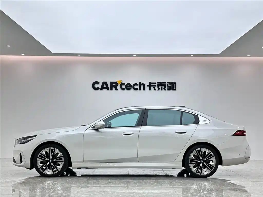 BMW BMW 5 Series 2024 530Li Luxury Package 2024 - thumbnail 2
