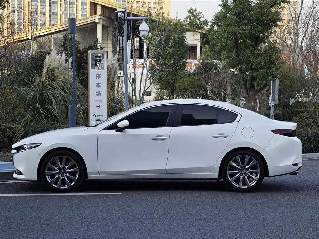 Mazda Mazda 3 Axela 2021 2.0L Automatic Elegant Edition 2021 - thumbnail 3