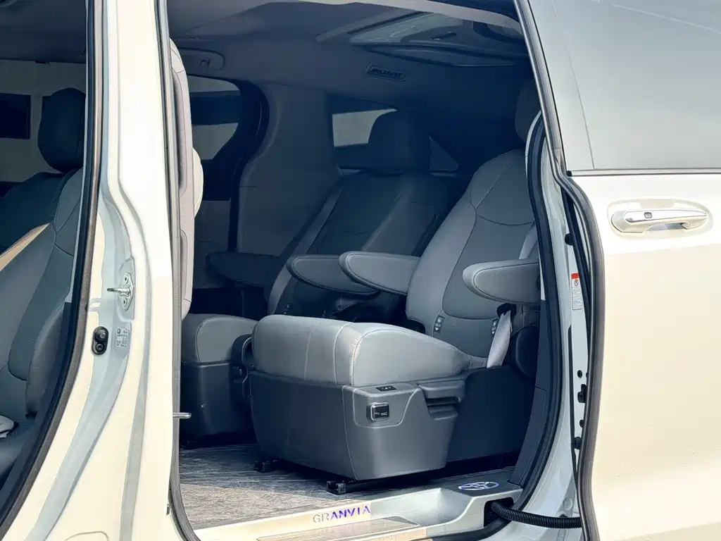 Toyota Toyota Granvia 2023 2.5L Hybrid Comfort Edition 2024 - thumbnail 8
