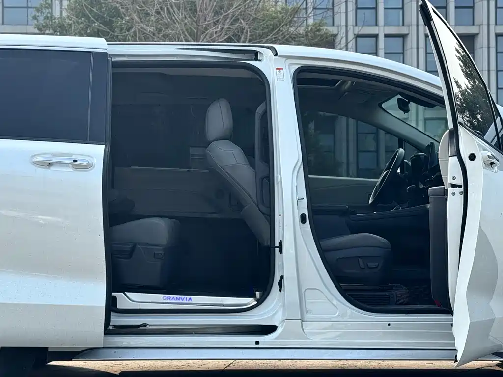 Toyota Toyota Granvia 2023 2.5L Hybrid Comfort Edition 2024 - thumbnail 14