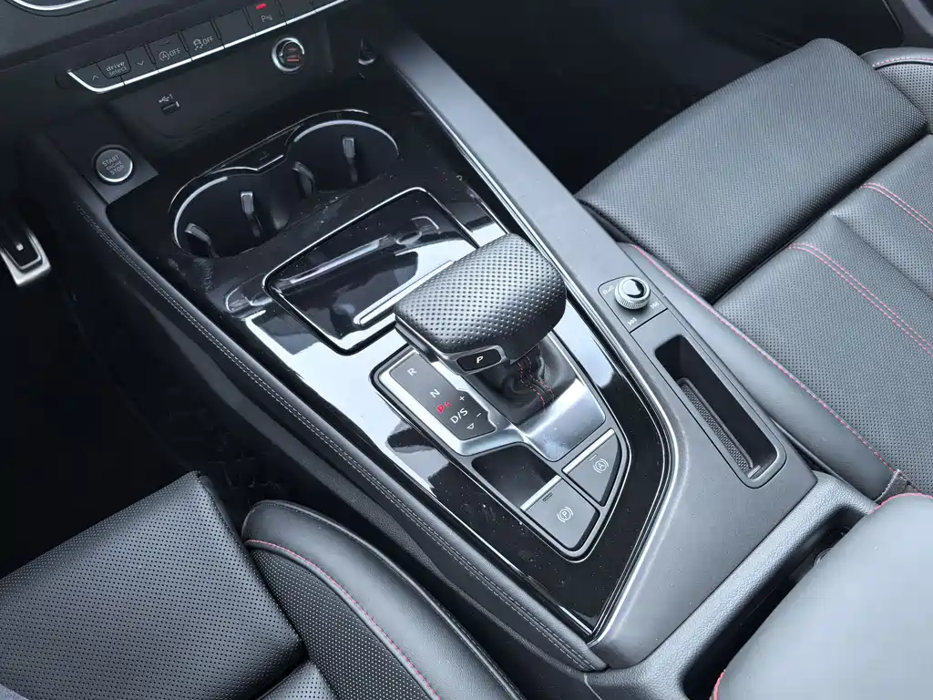 Audi Audi A4L 2025 200th Anniversary Edition 40 TFSI Luxury Dynamic Model 2025 - thumbnail 18
