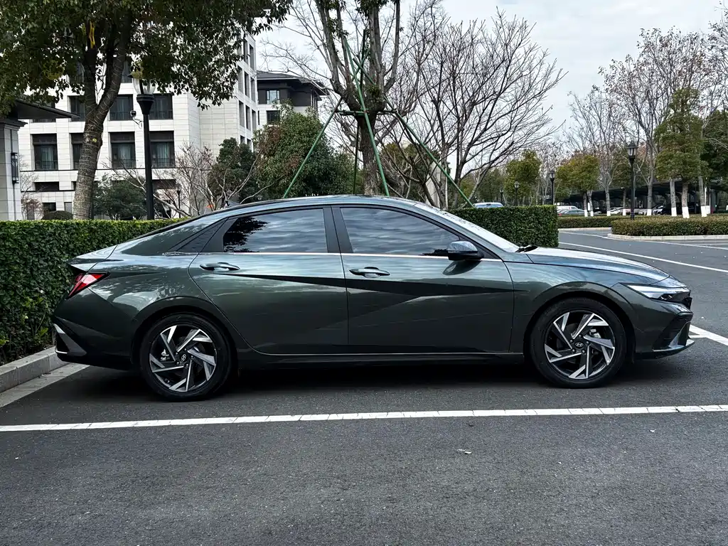 Hyundai Hyundai Elantra 2023 1.5L CVT LUX Premium Edition 2024 - thumbnail 4